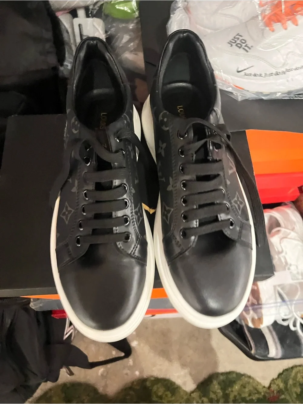 Louis Vuitton Men's Black Low-Top Leather Sneakers size 9.5 Beautiful!